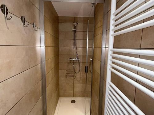 une salle de bain avec une douche avec une porte vitrée dans l'établissement Appartement de Standing 6 Pers. - Résidence Neuve Centre des Gets với Garage et Balcon - FR-1-623-328, aux Gets