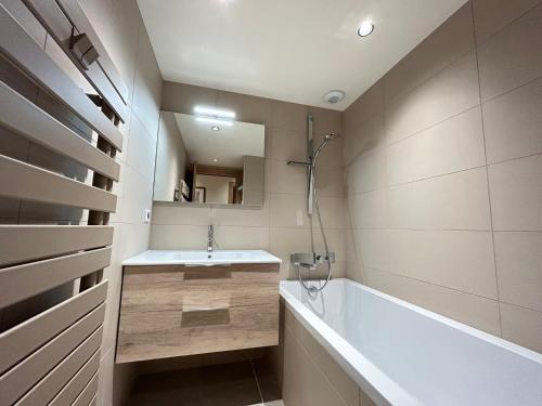 Luxueux Appartement au Centre des Gets avec Jardin, Proche Pistes, 3 Chambres, Wi-Fi, Parking