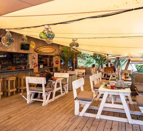 Restoran atau tempat lain untuk makan di VILLA BE
