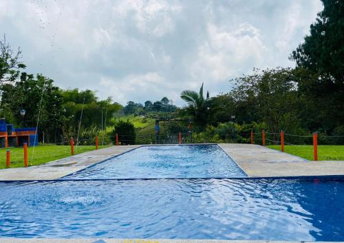 una gran piscina en un parque en Finca Hotel Paisaje Cafetero, en Quimbaya