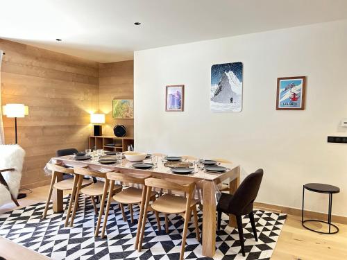 une salle à manger avec une table et des chaises dans l'établissement Les Gets - Appartement prestige avec grande terrasse, proche centre et pistes - FR-1-623-342, aux Gets