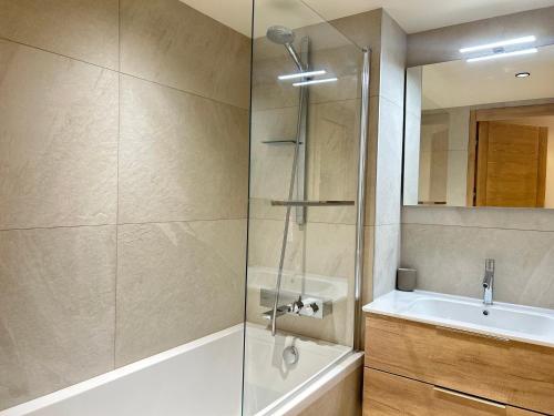 une salle de bain avec douche et lavabo dans l'établissement Les Gets - Appartement prestige avec grande terrasse, proche centre et pistes - FR-1-623-342, aux Gets