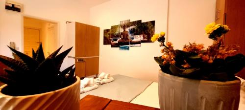 une chambre avec deux vases avec des plantes sur une table dans l'établissement Studio Apartment South Kensington, à Londres