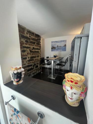 une chambre avec un comptoir avec deux vases sur elle dans l'établissement Amuri di casa Scogliera, à Catane