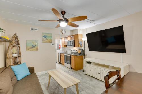 Η κουζίνα ή μικρή κουζίνα στο Wildwood Condo with Community Pool Walk to Beach!