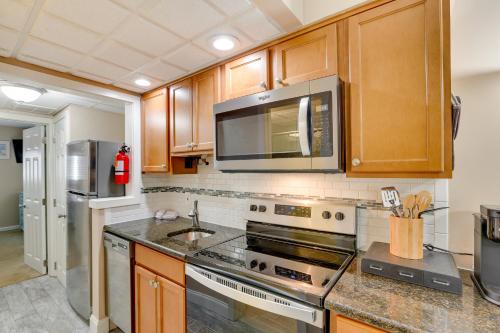 Η κουζίνα ή μικρή κουζίνα στο Wildwood Condo with Community Pool Walk to Beach!