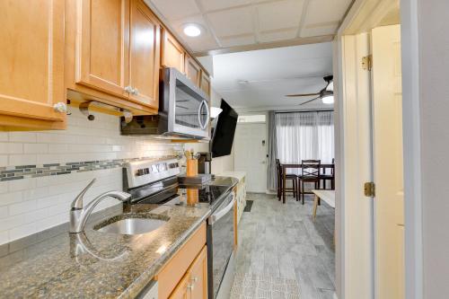 Η κουζίνα ή μικρή κουζίνα στο Wildwood Condo with Community Pool Walk to Beach!