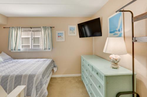 Ένα ή περισσότερα κρεβάτια σε δωμάτιο στο Wildwood Condo with Community Pool Walk to Beach!