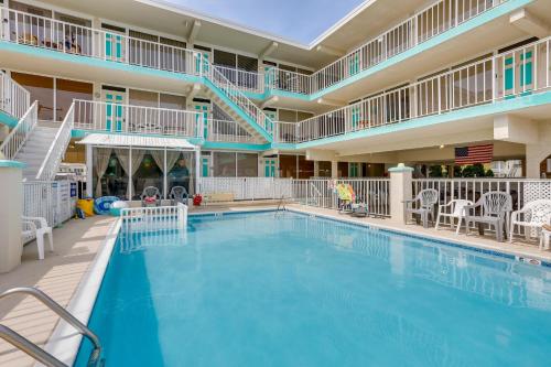Πισίνα στο ή κοντά στο Wildwood Condo with Community Pool Walk to Beach!
