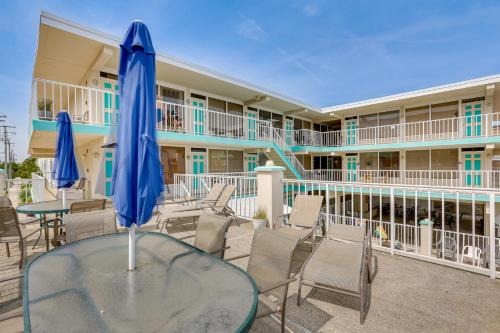Μπαλκόνι ή βεράντα στο Wildwood Condo with Community Pool Walk to Beach!