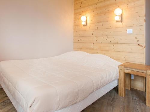 une chambre avec un lit et un mur en bois dans l'établissement Charmant appartement 4 personnes au centre d'Avoriaz - FR-1-314-121, à Avoriaz