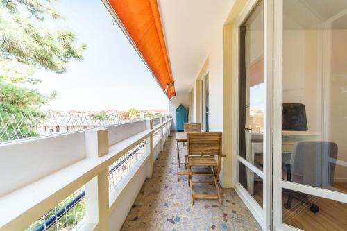 a balcony with chairs and a view of the ocean at Appartement spacieux 8 pers avec balcon Bron in Bron
