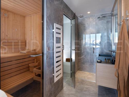 une salle de bain avec douche et porte vitrée dans l'établissement Chalet au pied des pistes avec espace détente et home cinéma, 6 chambres, 14 pers - FR-1-686-29, à Arc 1800