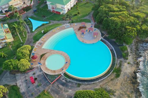 una vista aérea de una piscina en un complejo en Kaz Loriké - Vue Mer & piscine exceptionnelle - Anse des Rochers, en Saint-François