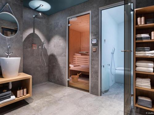 une salle de bain avec douche et lavabo dans l'établissement Chalet luxe 12 pers avec piscine, sauna, hammam, home cinéma et ski aux pieds à Arc 1800 - FR-1-686-30, à Arc 1800