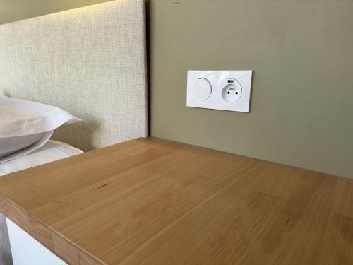 - une chambre avec une table et un haut-parleur sur un mur dans l'établissement My Little Home - Le Vieux Lille de St Etienne, à Lille