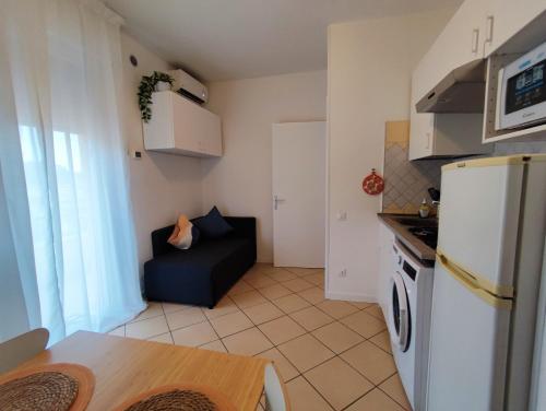 uma cozinha com um frigorífico e um sofá num quarto em Casa vicino Prato Della Valle em Pádua