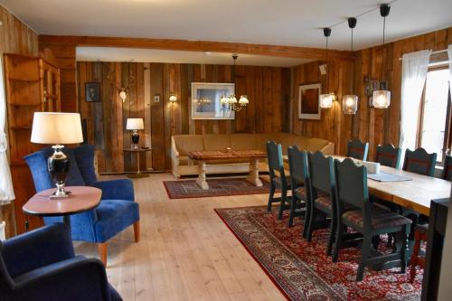 a living room with a dining room table and chairs at Nedre Stensgården in Røros