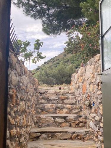 an old stone wall with a stone stairway at Λαγκάδι Μάνης in Koíta