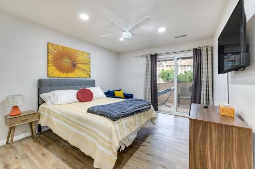 Katil atau katil-katil dalam bilik di Modern Condo in St Georges Sports Village