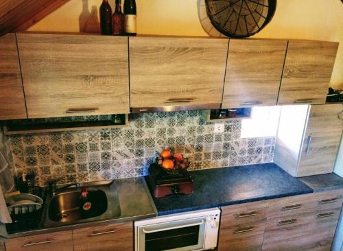 un bancone della cucina con lavello e forno a microonde di The Happy Cottage a Ioannina