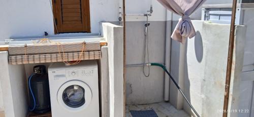 eine Waschküche mit Waschmaschine in der Unterkunft Casa Marchello in Castrignano del Capo