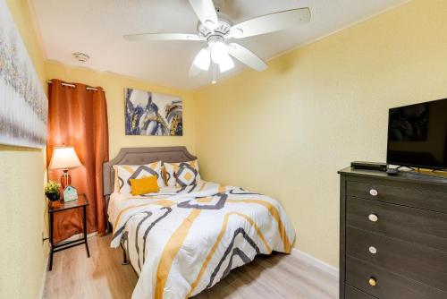 - une chambre avec un lit et un ventilateur de plafond dans l'établissement Beachfront Corpus Christi Condo with Pool Access!, à Corpus Christi