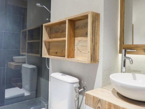 une salle de bain avec toilettes et lavabo dans l'établissement Charmant Duplex Chalet, 5 Pers, 50m², 3*, Balcon Sud-Ouest, Proche Pistes, Méribel - FR-1-182-166, à Méribel