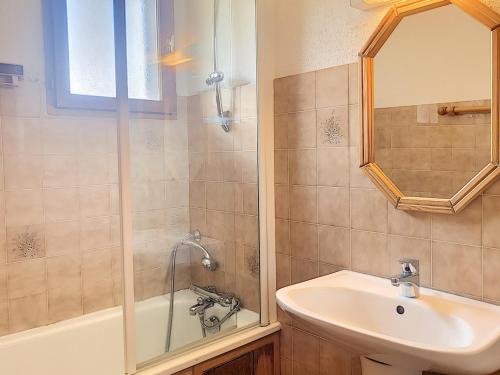 a bathroom with a sink and a shower at Appartement Saint-Martin-de-Belleville, 2 pièces, 4 personnes - FR-1-344-246 in Saint-Martin-de-Belleville