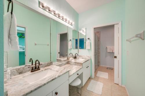 Vannituba majutusasutuses Marco Island Vacation Rental Heated Pool and Lanai!