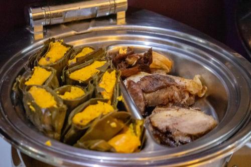 a slow cooker with meat and vegetables in it at Aku Hotels in Lima