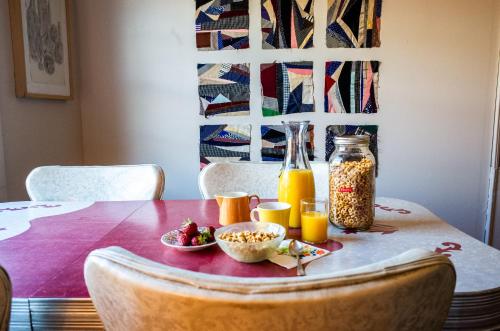 einen Tisch mit einer Schüssel Essen und einer Flasche Orangensaft in der Unterkunft The Waldoboro Inn Room 1 in Waldoboro