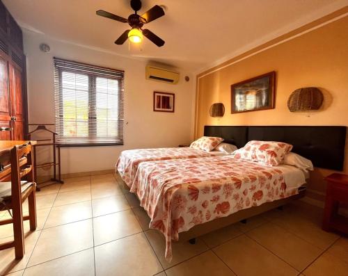 een slaapkamer met een bed en een plafondventilator bij Casa Tanja Casas del Sol in Playa Blanca