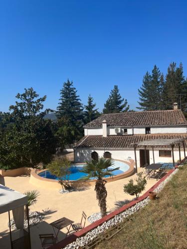 un complexe avec une piscine et une maison dans l'établissement Casa Rural Can Nonell del sot, à Vallgorguina