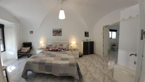 sypialnia z dużym łóżkiem w białym pokoju w obiekcie CASA VASCO w mieście Jerez de los Caballeros