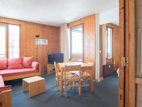 un salon avec un canapé et une table dans l'établissement Charmant T2 avec Wifi à 500m des pistes - FR-1-449-121, à Tignes