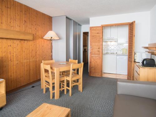une cuisine et une salle à manger avec une table et des chaises dans l'établissement Studio cosy avec WiFi gratuit à 500m des pistes, Tignes - FR-1-449-138, à Tignes