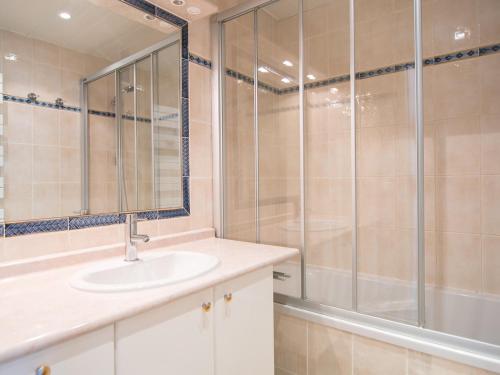 une salle de bain avec un lavabo et une douche dans l'établissement Studio cosy avec WiFi gratuit à 500m des pistes, Tignes - FR-1-449-138, à Tignes