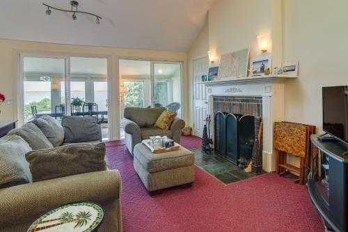 Μια τηλεόραση ή/και κέντρο ψυχαγωγίας στο Bayfront Plymouth Gem with Sunroom, Steps to Shore!