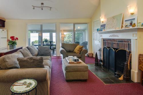 Χώρος καθιστικού στο Bayfront Plymouth Gem with Sunroom, Steps to Shore!