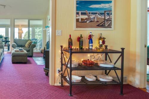 Χώρος καθιστικού στο Bayfront Plymouth Gem with Sunroom, Steps to Shore!