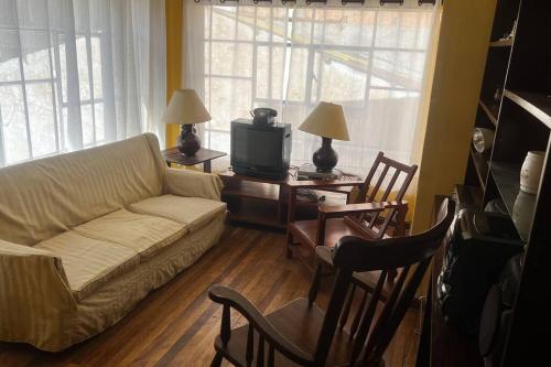 sala de estar con sofá y TV en Don Julio’s House en La Paz