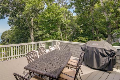 Μπαλκόνι ή βεράντα στο Bayfront Plymouth Gem with Sunroom, Steps to Shore!