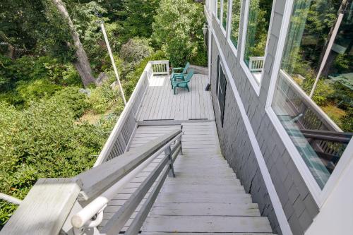 Μπαλκόνι ή βεράντα στο Bayfront Plymouth Gem with Sunroom, Steps to Shore!