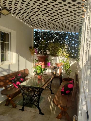 a patio with a table and chairs on a porch at Alba 2 apartamento y Alba 3 habitación con baño in Puerto del Rosario