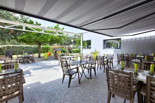 Logis Hotel Restaurant & SPA Au Comte d'Ornonにあるレストランまたは飲食店