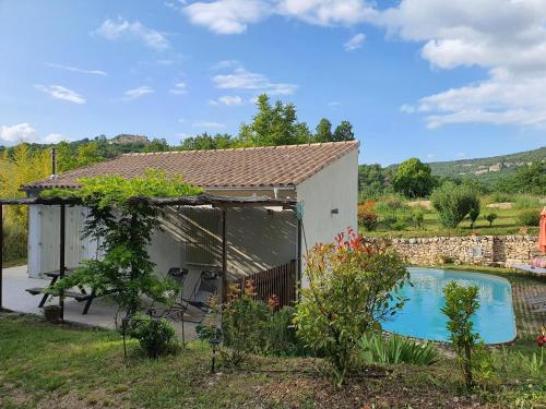 - un petit bâtiment blanc avec une piscine dans l'établissement Gîte Hanna en Luberon - Le Boisset de St Martin de Castillon, à Saint-Martin-de-Castillon