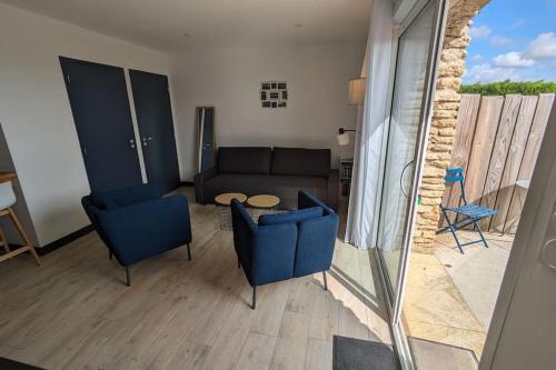 a living room with blue chairs and a couch at Gîte Le Saint Martin 1 - 4 pers. in Blaslay