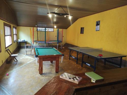 una habitación con dos mesas de ping pong. en Fazenda Jorge Tardin, en Barra Alegre