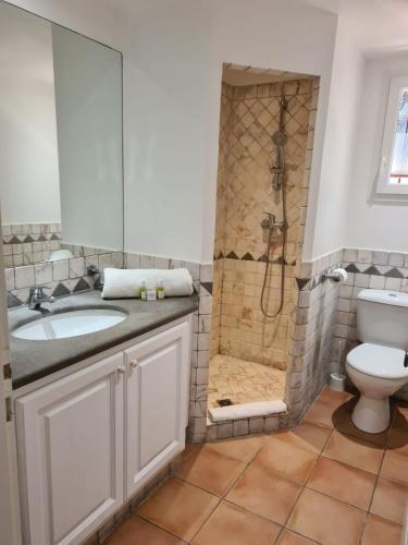 une salle de bain avec une douche, un lavabo et des toilettes dans l'établissement VILLA PROVENCALE AVEC PISCINE PRIVEE, à Sainte-Maxime